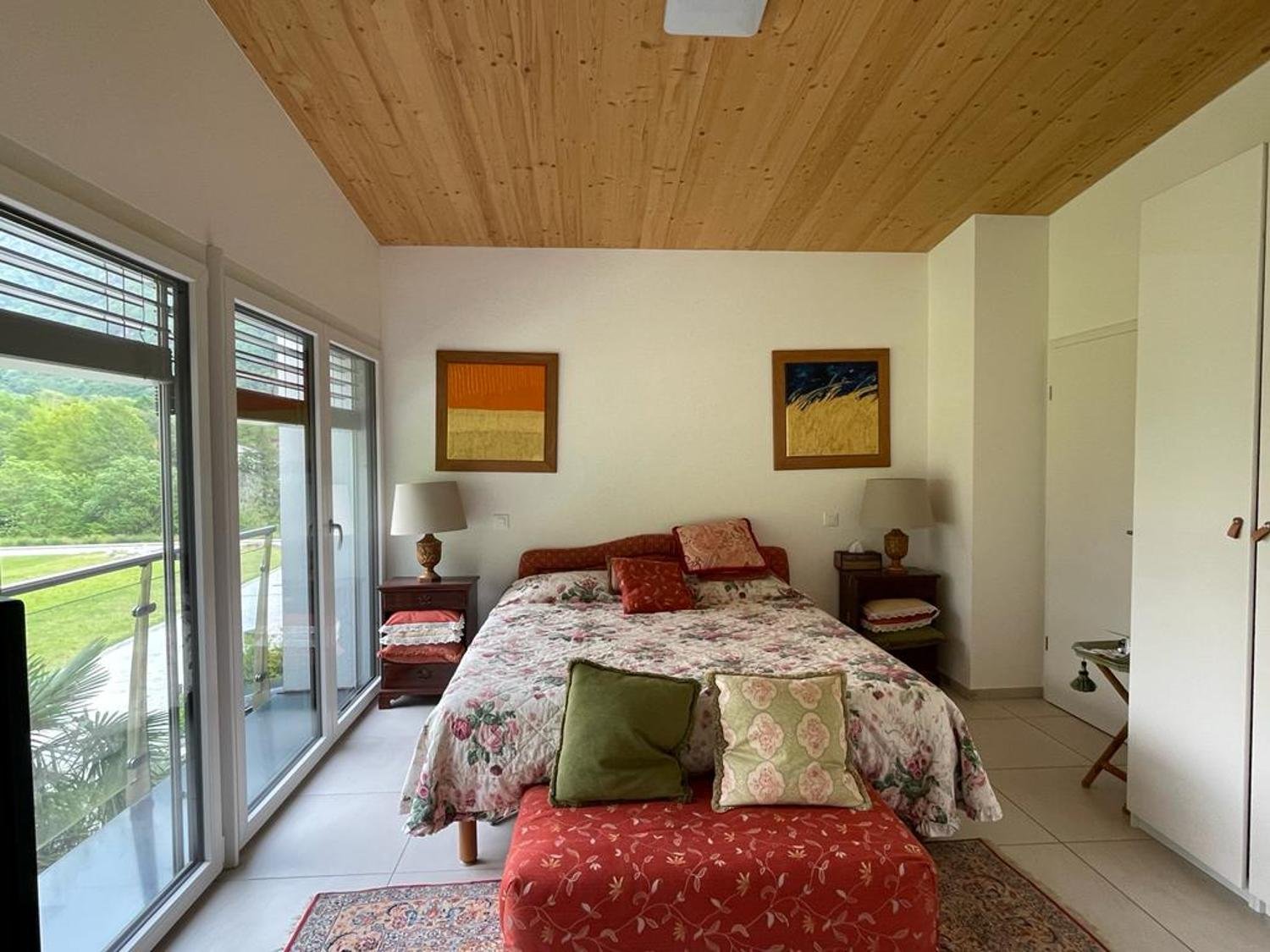 Helles Schlafzimmer mit Balkonblick