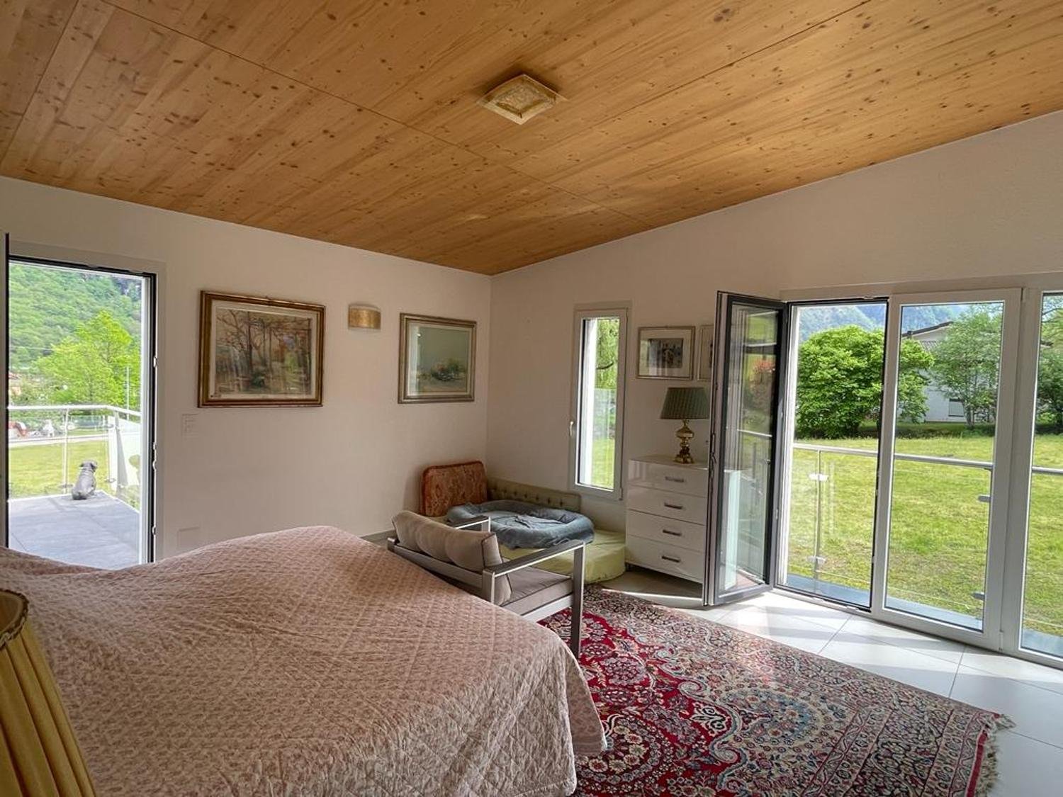 Schlafzimmer mit Balkon- und Gartenblick