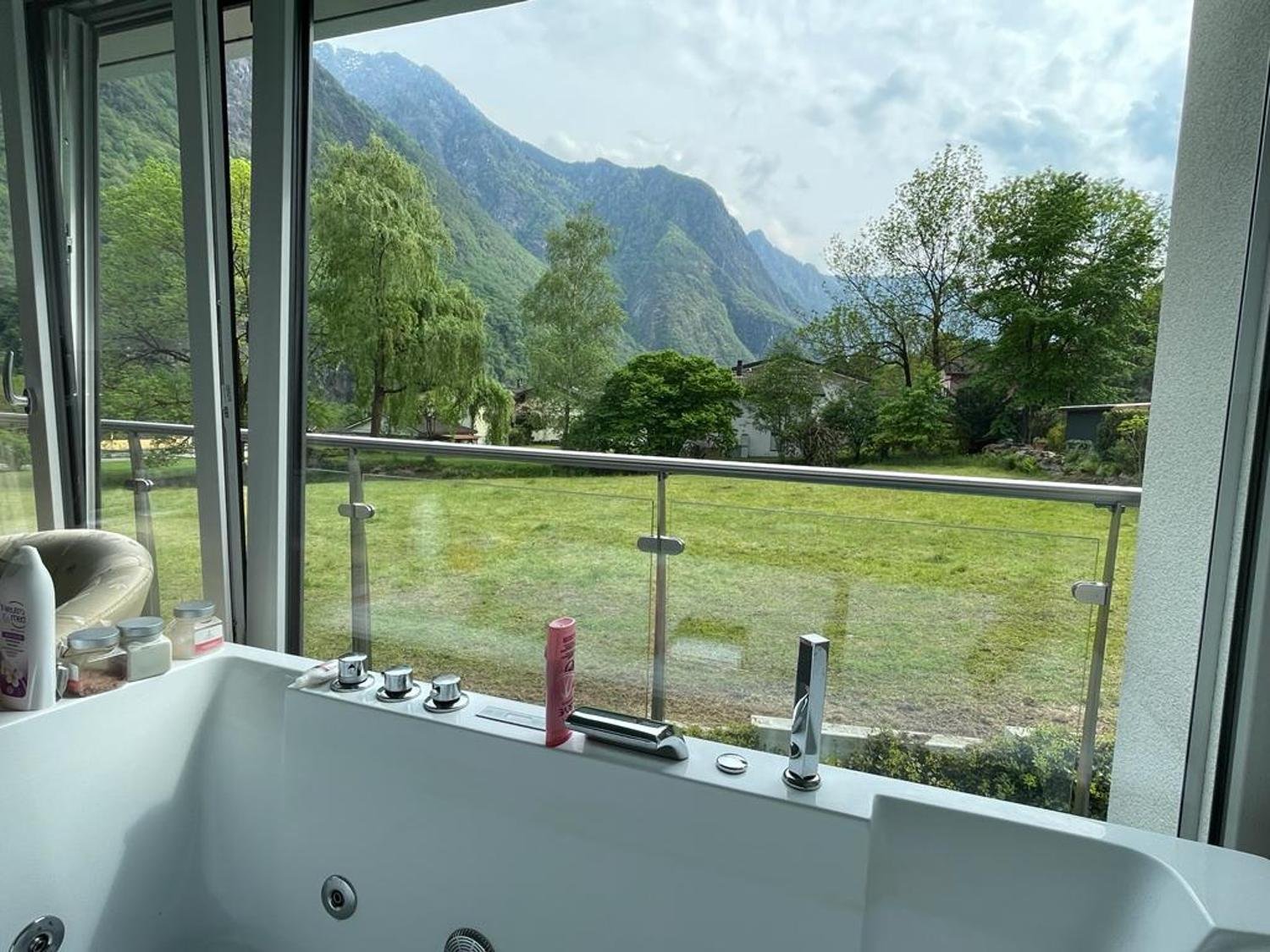 Badezimmer mit Panoramablick