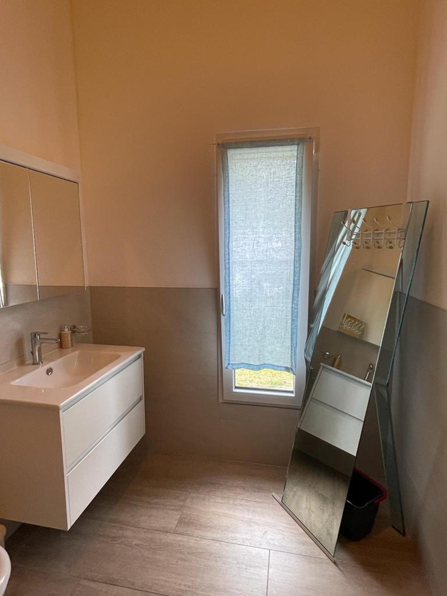 Kleines Bad mit Fenster und Spiegel