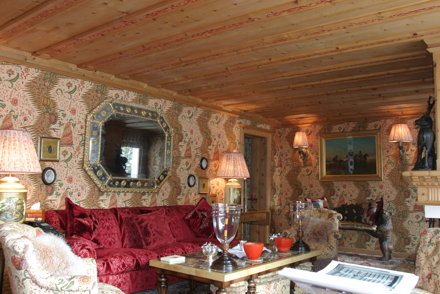 Gemütliches Wohnzimmer mit opulenter Holz- und Stoffausstattung