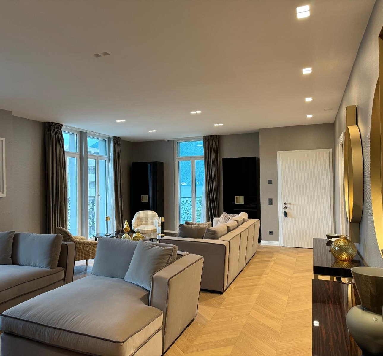 Großzügiges Wohnzimmer mit Seeblick