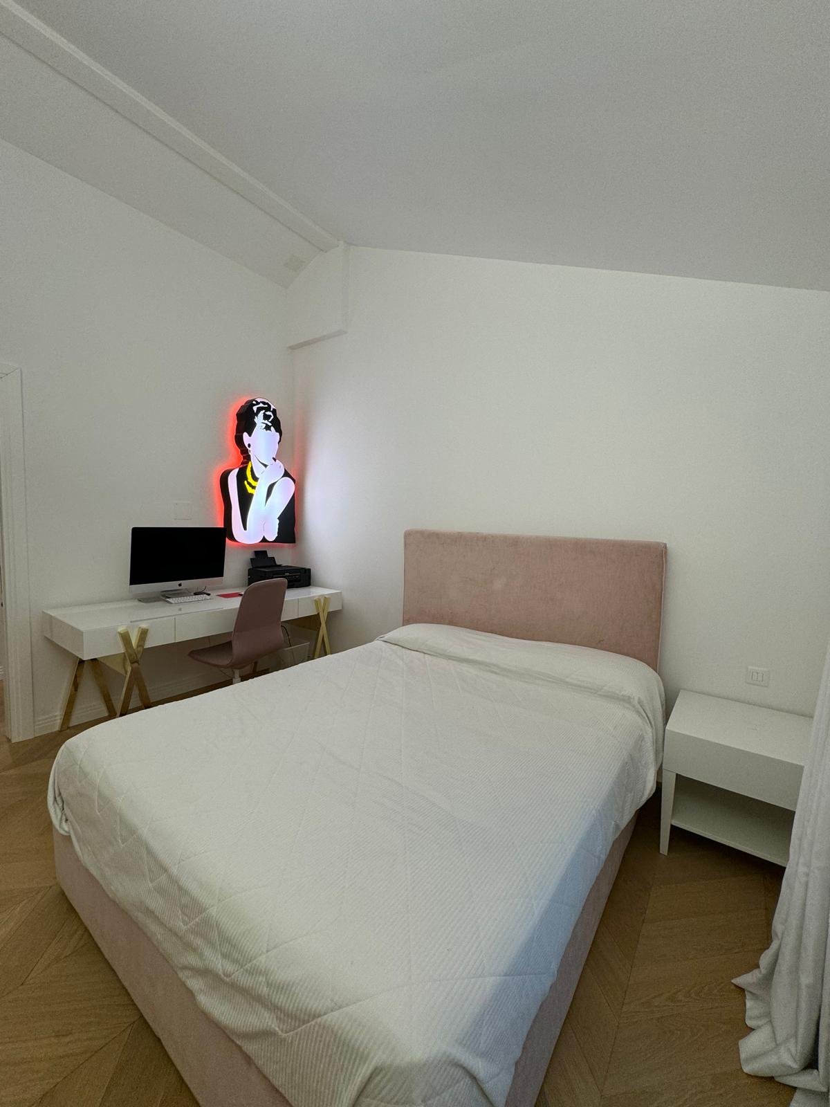 Schlafzimmer mit Schreibtisch und Bett