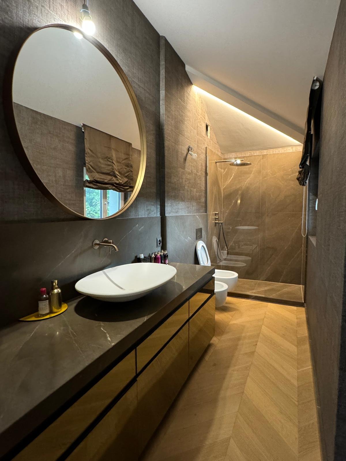 Modernes Badezimmer mit Dachschräge