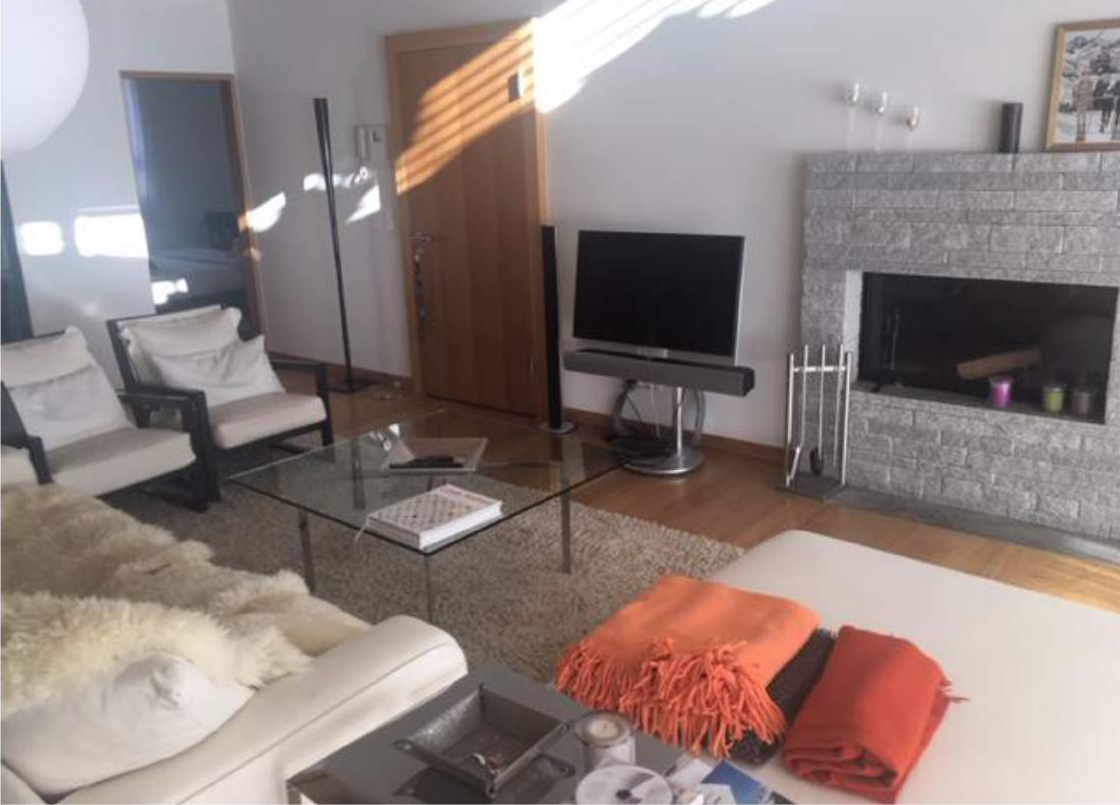 Wohnzimmer mit Kamin und Sitzbereich