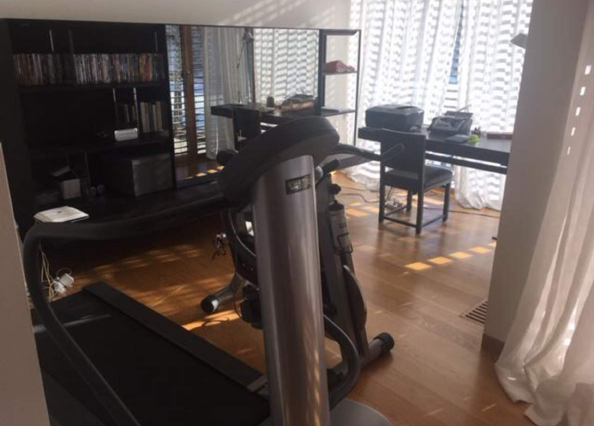Heimisches Arbeitszimmer mit Fitnessgerät