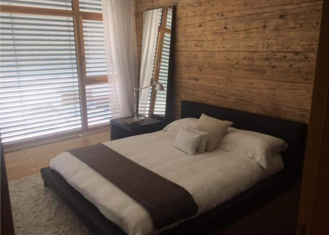 Gemütliches Schlafzimmer mit Holzakzentwand