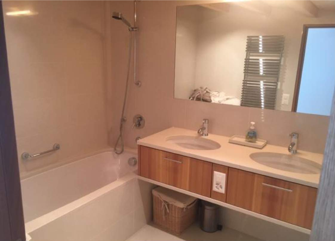 Modernes Badezimmer mit Doppelwaschtisch und Badewanne