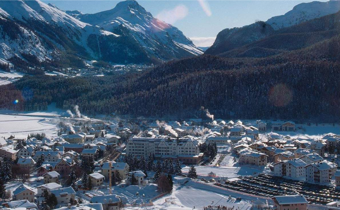 Winterliches Bergdorf mit Talblick