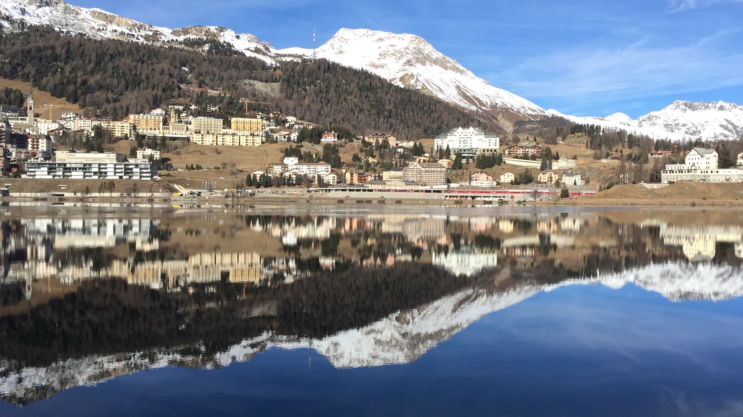 Bergdorf am See mit Spiegelung