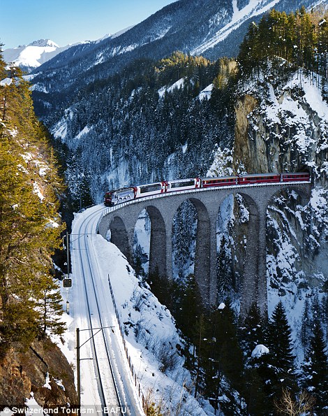 Bergviadukt mit Zug im Winter