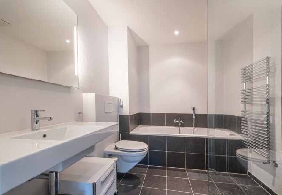 Modernes Badezimmer mit Badewanne und Doppelwaschtisch