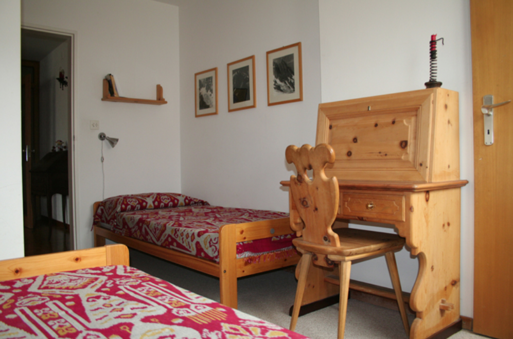 Schlichtes Schlafzimmer mit Holzmöbeln