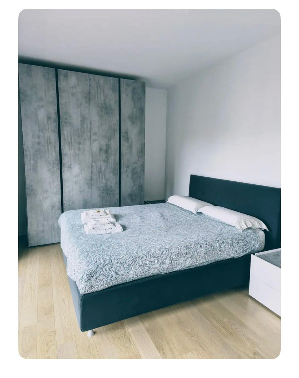 Modernes Schlafzimmer mit Einbauschrank