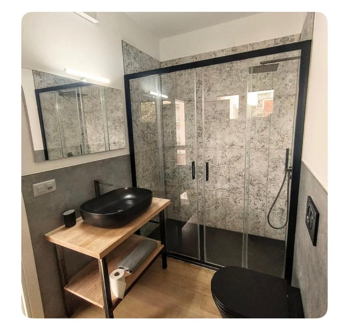 Modernes Badezimmer mit begehbarer Dusche