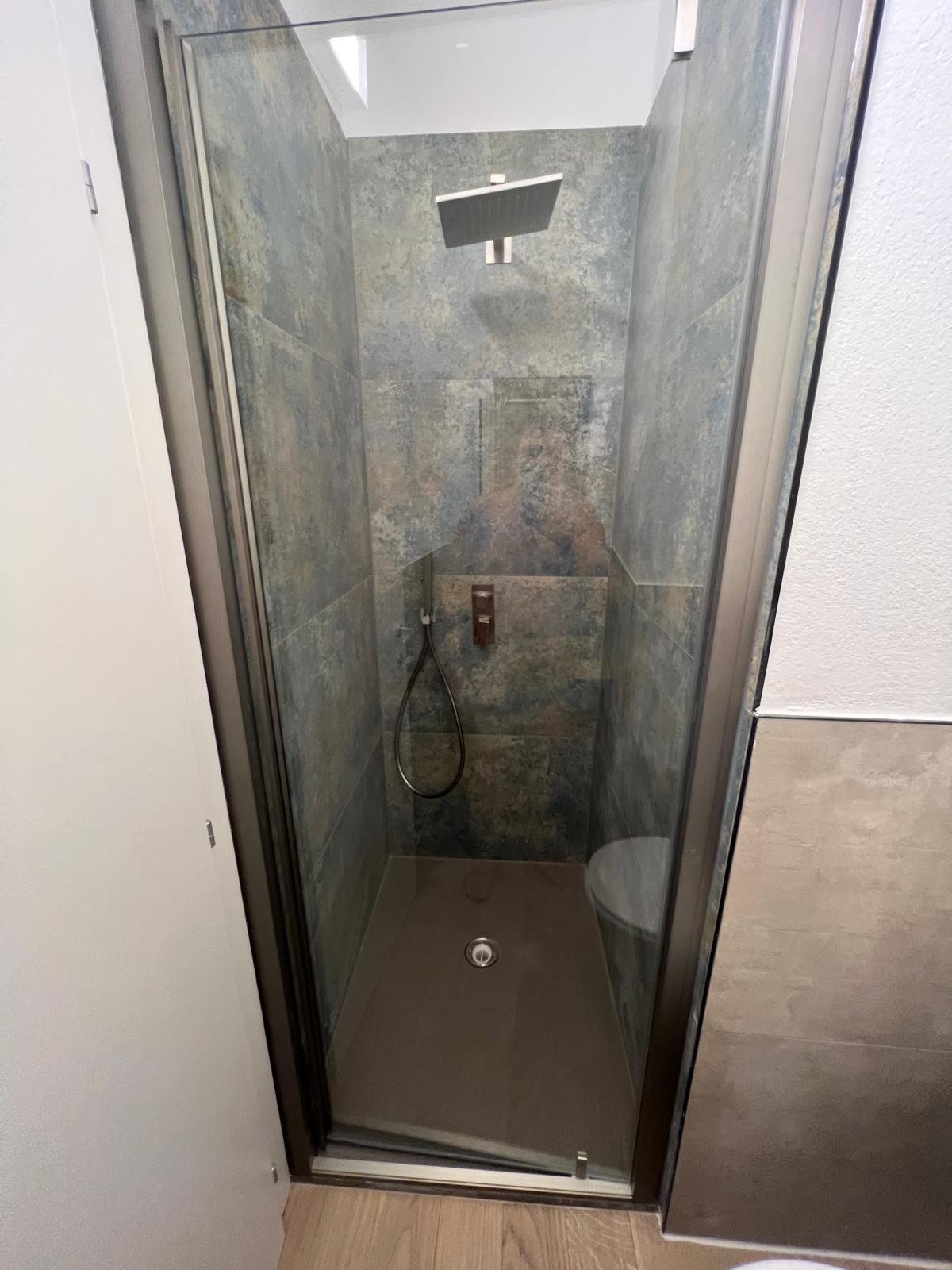 Moderne Dusche mit Glasabtrennung