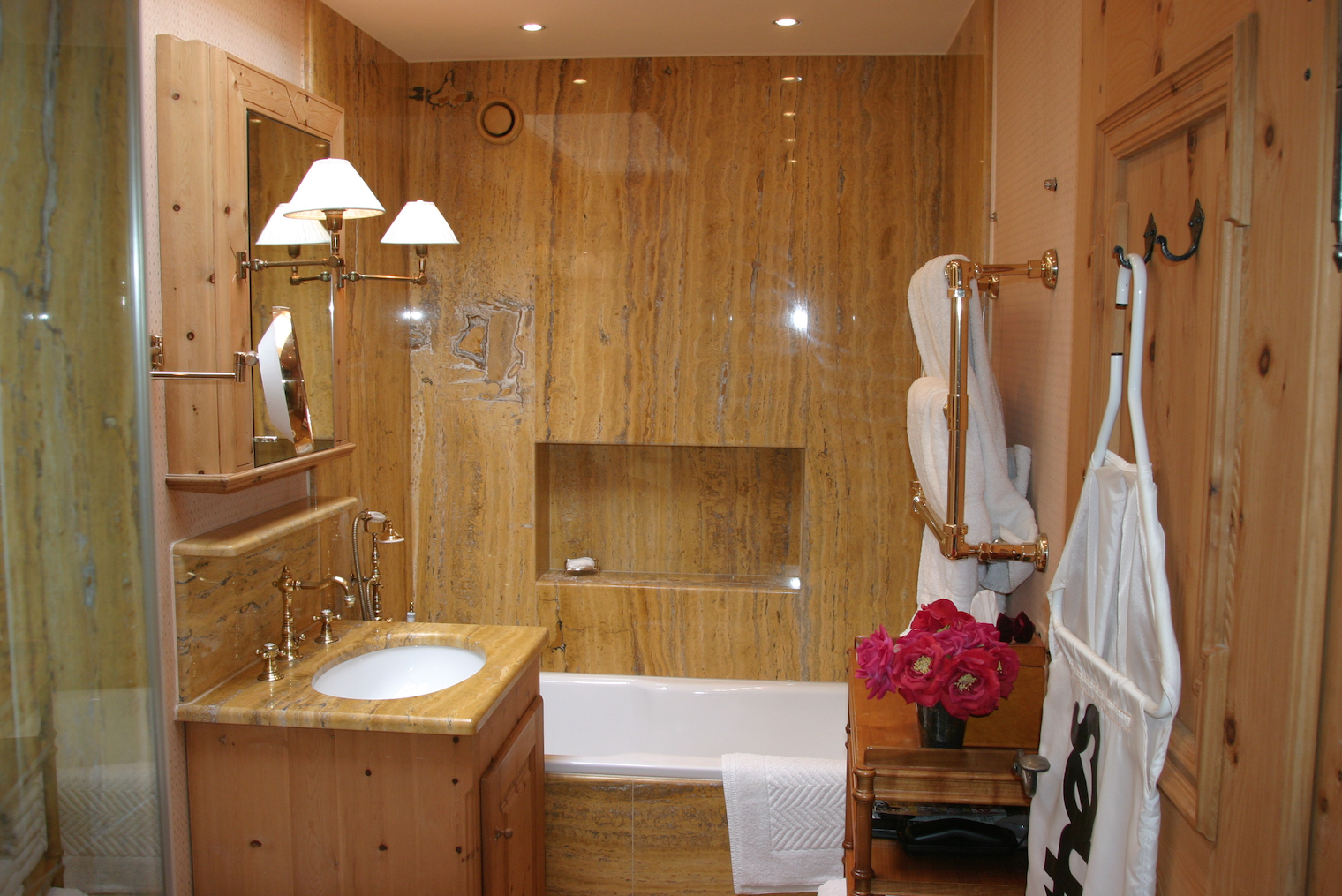 Luxuriöses Bad mit Naturstein und Holz
