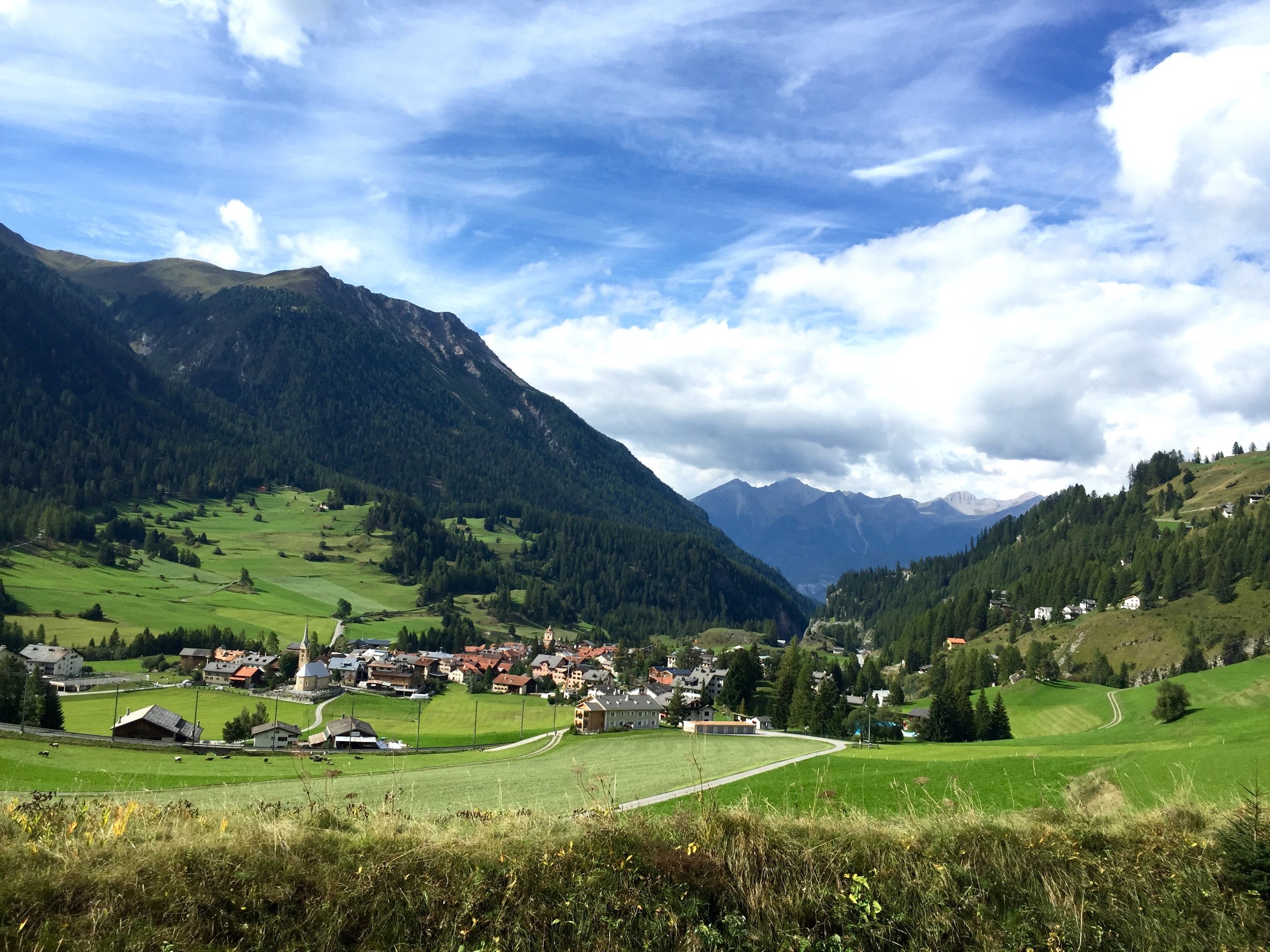 Alpenlandschaft mit Dorf im Tal