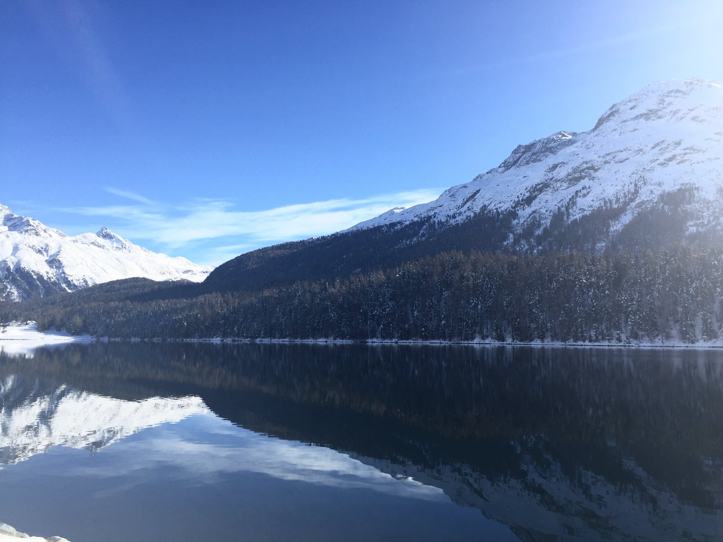 Bergsee mit Schneelandschaft