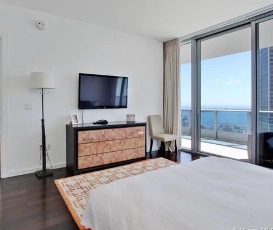 Schlafzimmer mit Balkon und Meerblick