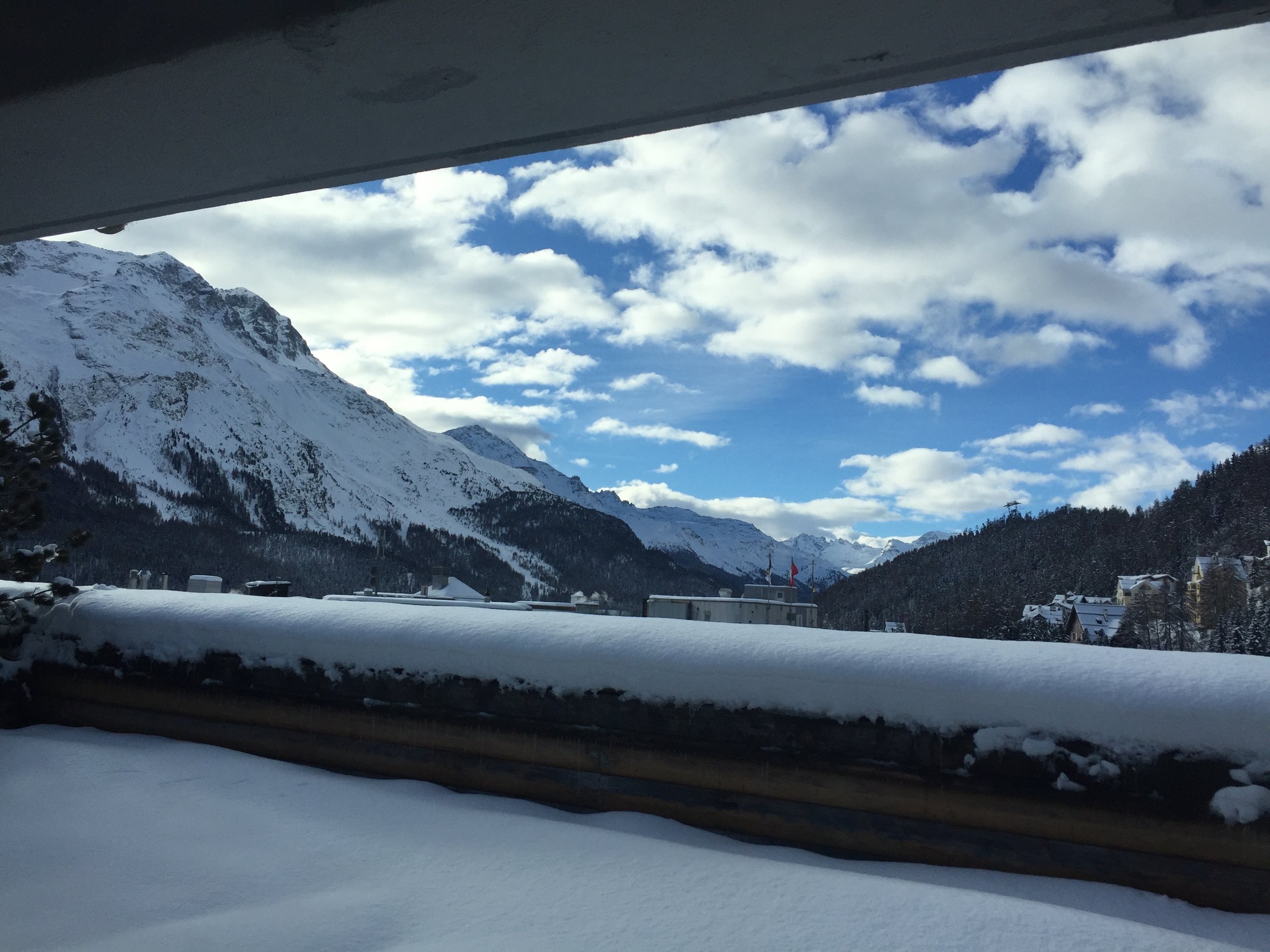 Schneebedeckter Bergblick vom Balkon
