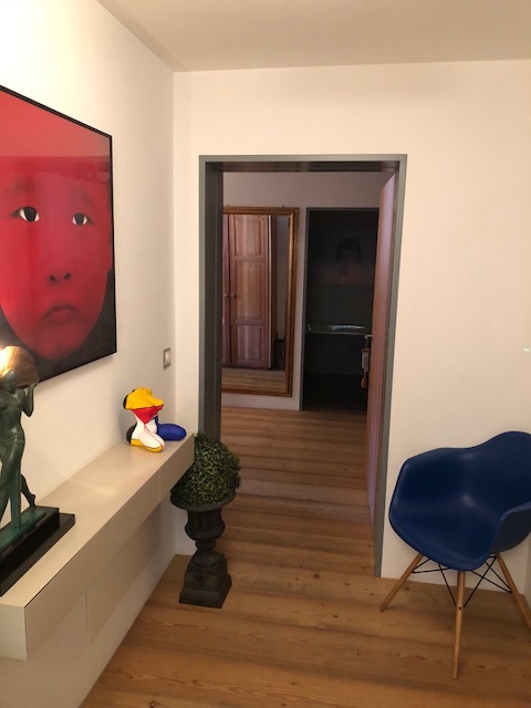 Moderner Flur mit Kunst und Sitzgelegenheit