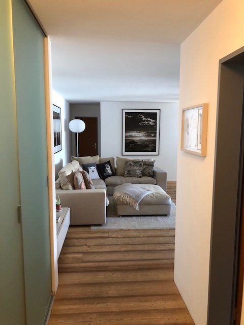 Flur mit Blick ins Wohnzimmer