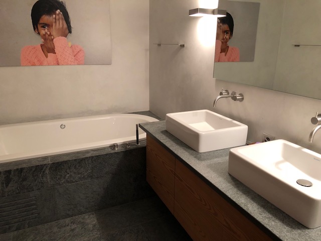 Modernes Badezimmer mit Doppelwaschtisch und Badewanne