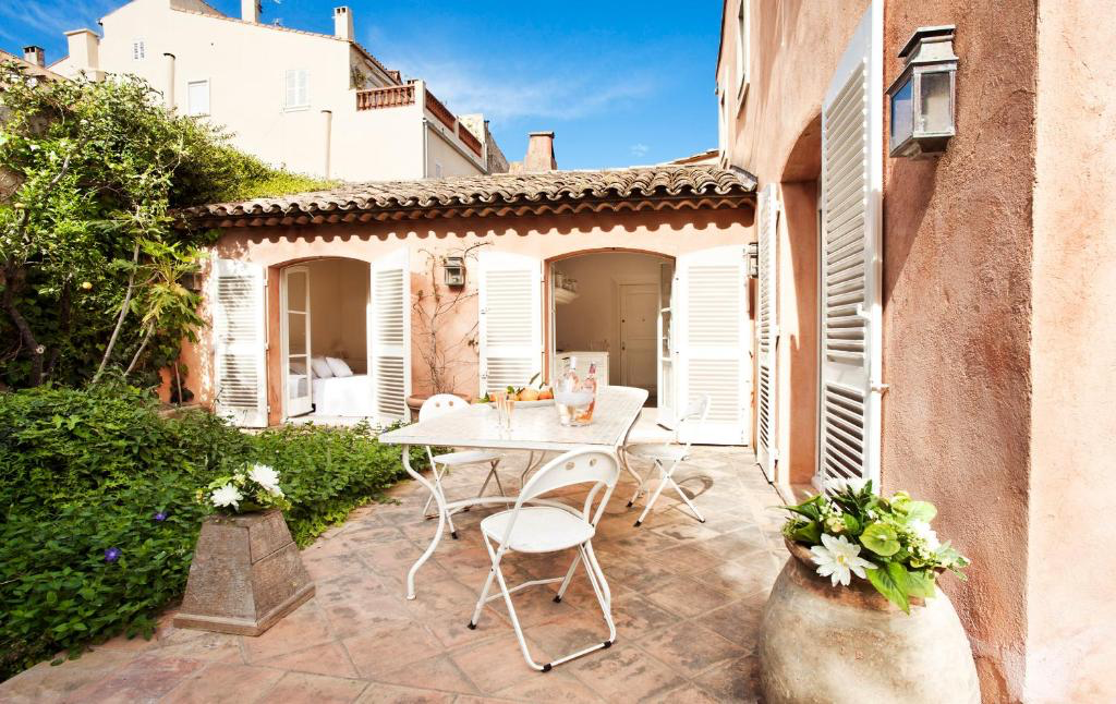 Mediterraner Innenhof mit Terrasse