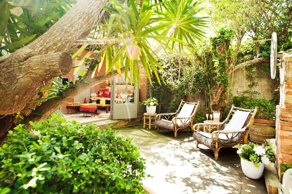 Garten mit Sitzbereich