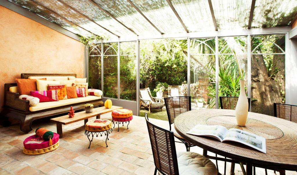 Verglaster Wintergarten mit Sitz- und Essbereich