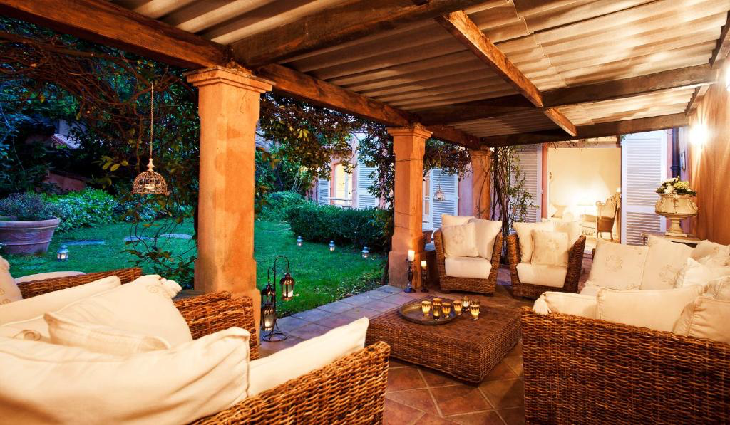 Überdachte Terrasse mit Lounge-Möbeln