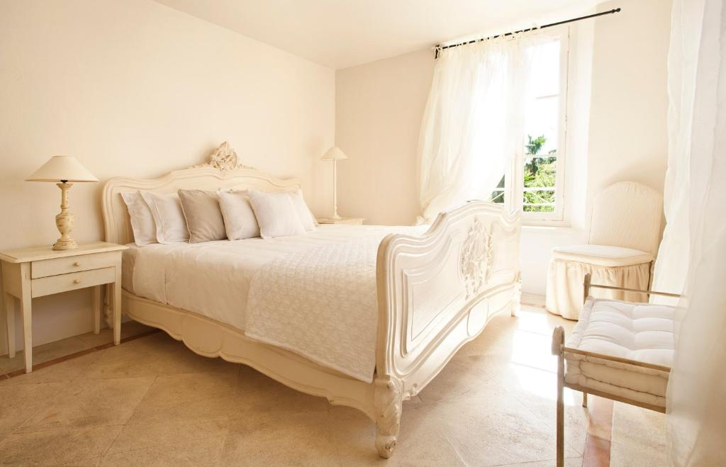 Helles Schlafzimmer im klassischen Stil