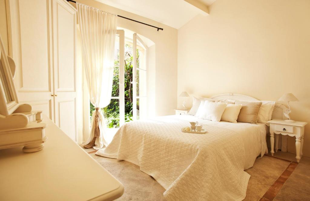 Helles Schlafzimmer im Landhausstil