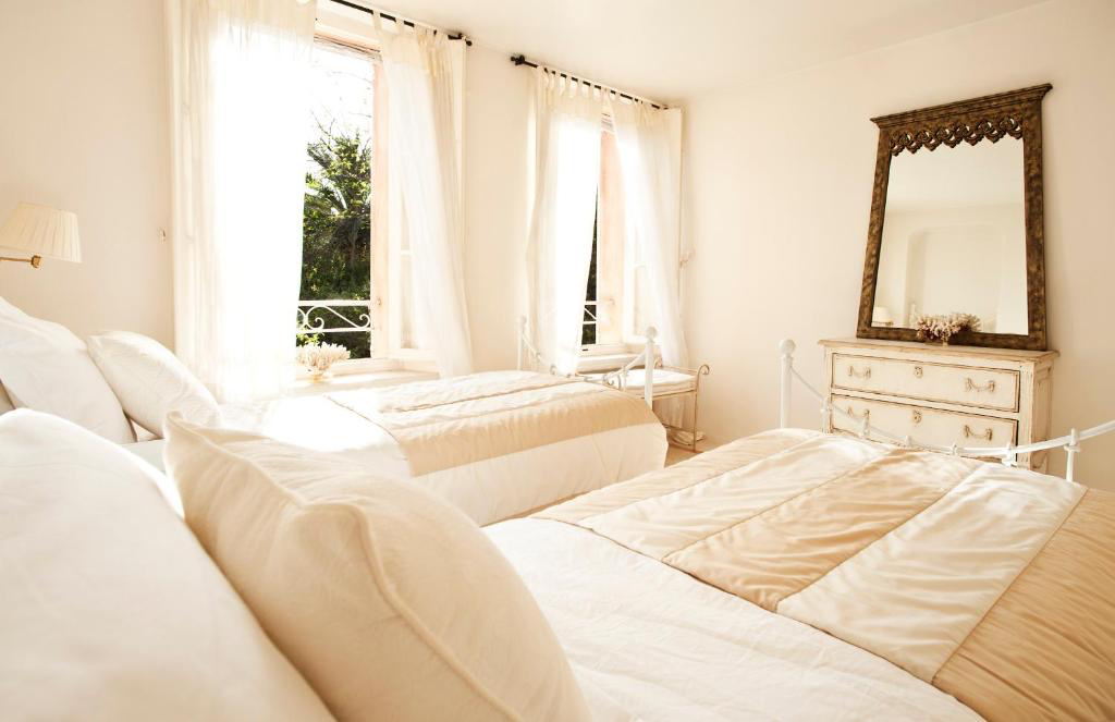 Helles Schlafzimmer mit zwei Betten