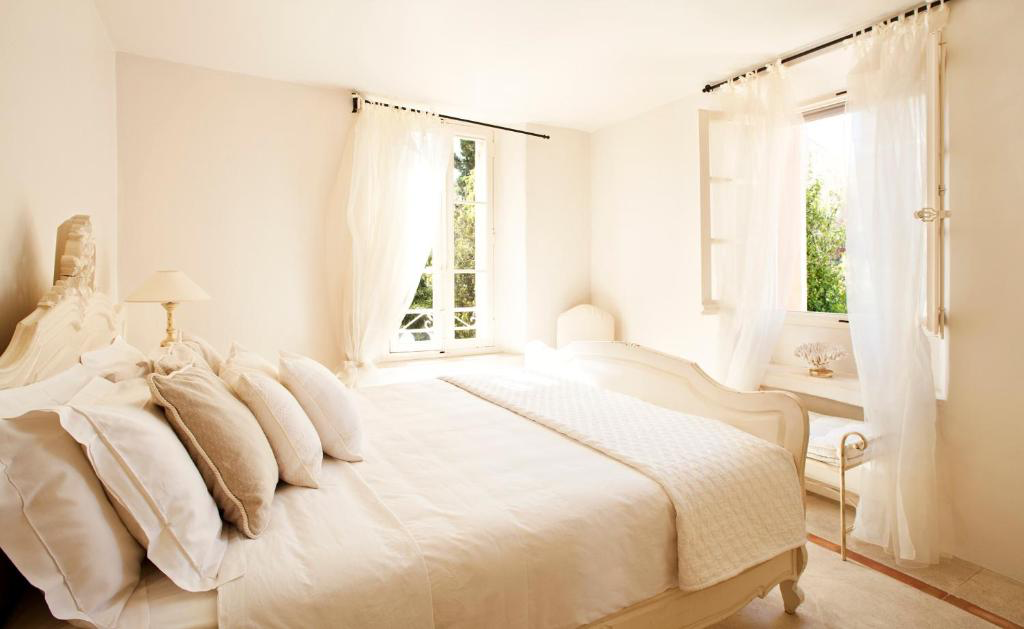 Helles Schlafzimmer im Landhausstil