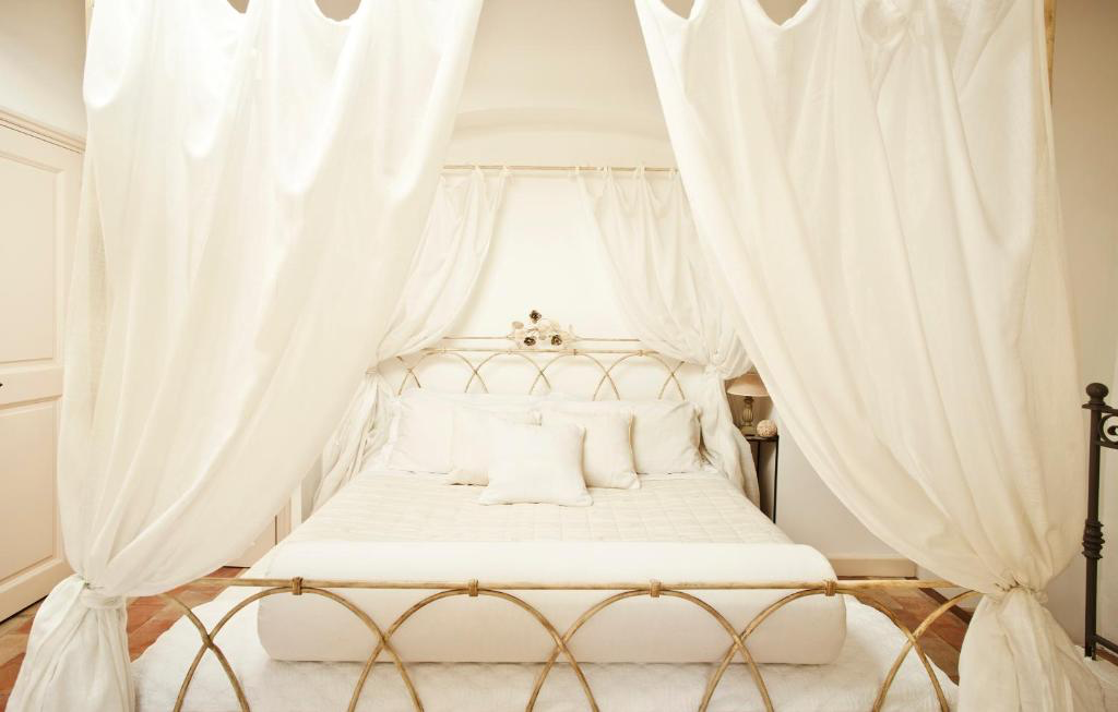 Helles Schlafzimmer mit Himmelbett