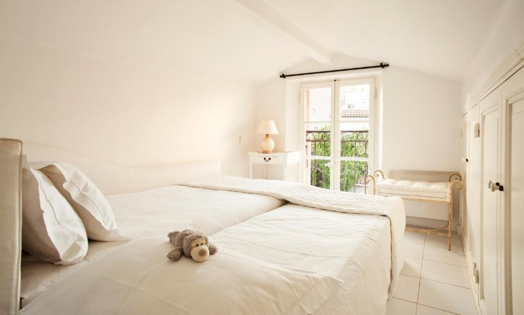 Helles Schlafzimmer mit Doppelbett