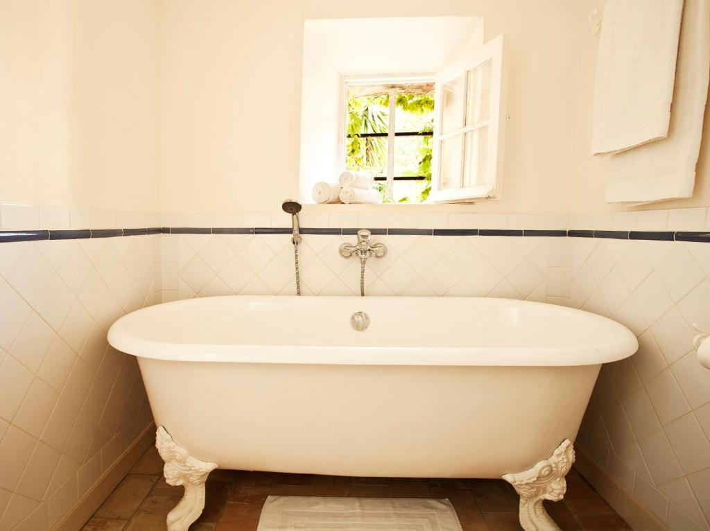 Freistehende Badewanne mit Fenster