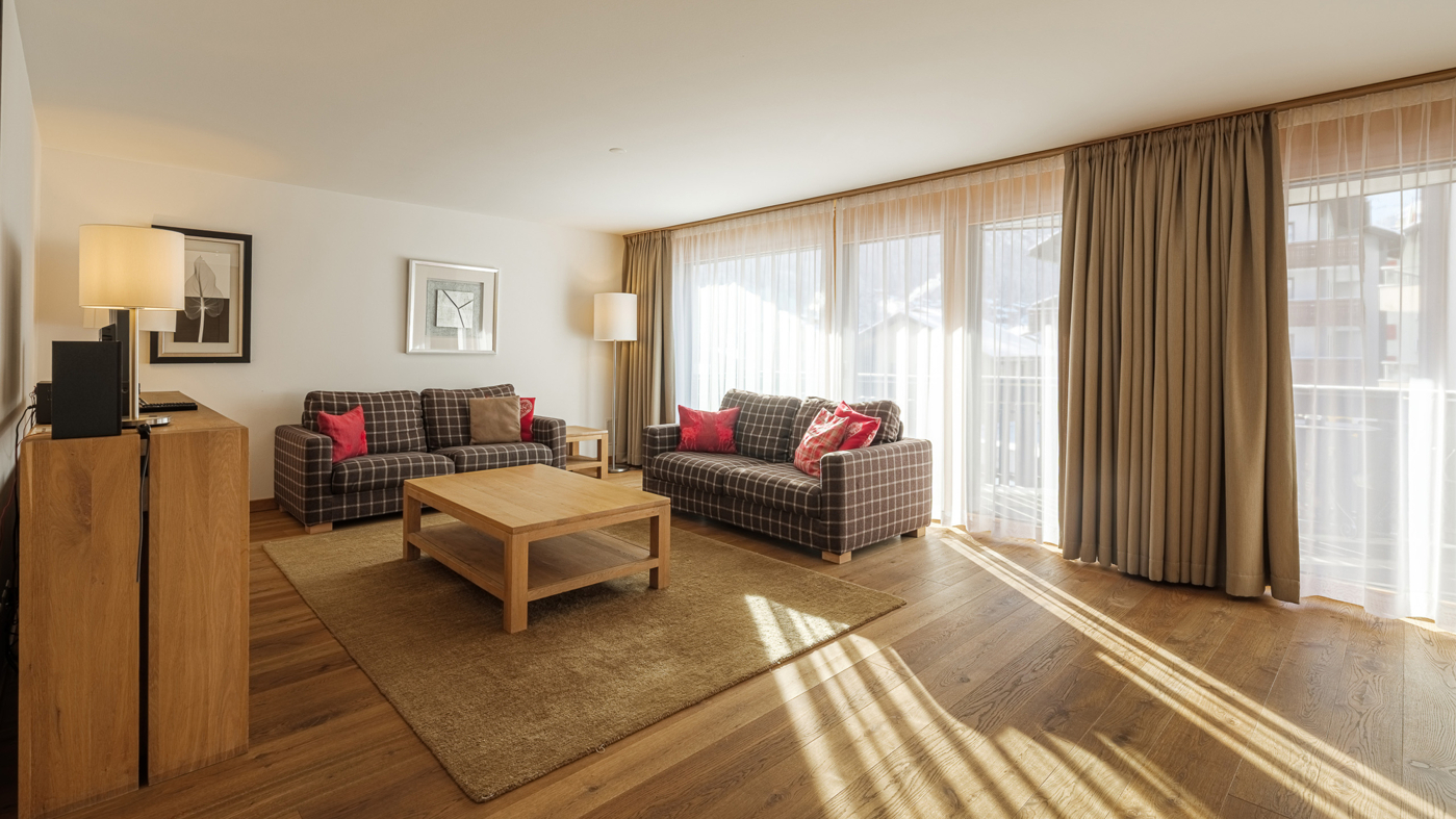 Helles Wohnzimmer mit großen Fenstern