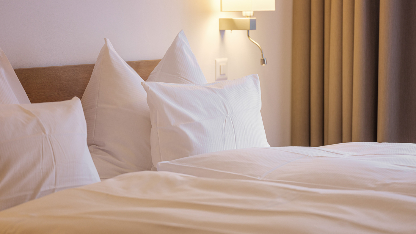 Gemütliches Bett mit Kissen