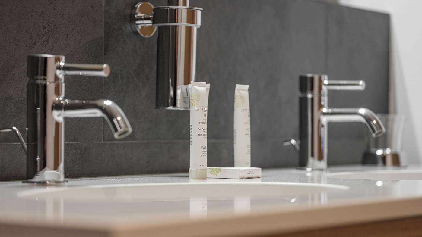 Modernes Doppelwaschbecken im Bad