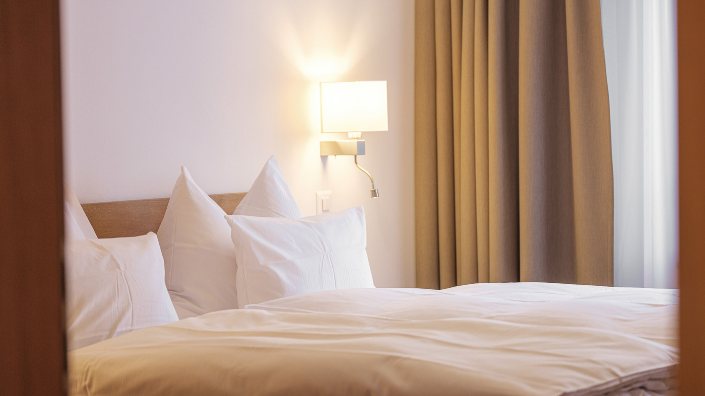Gemütliches Schlafzimmer mit Doppelbett