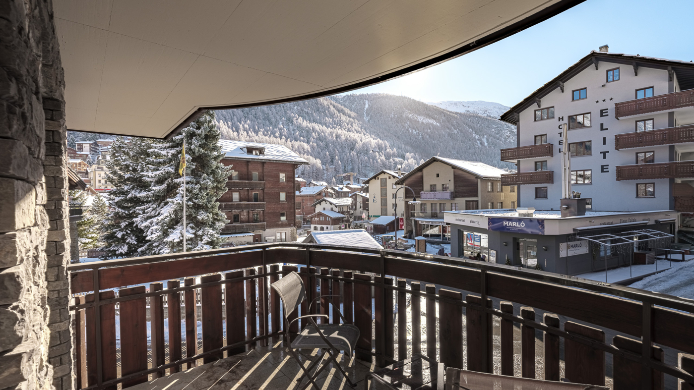 Balkon mit Bergblick im Winter