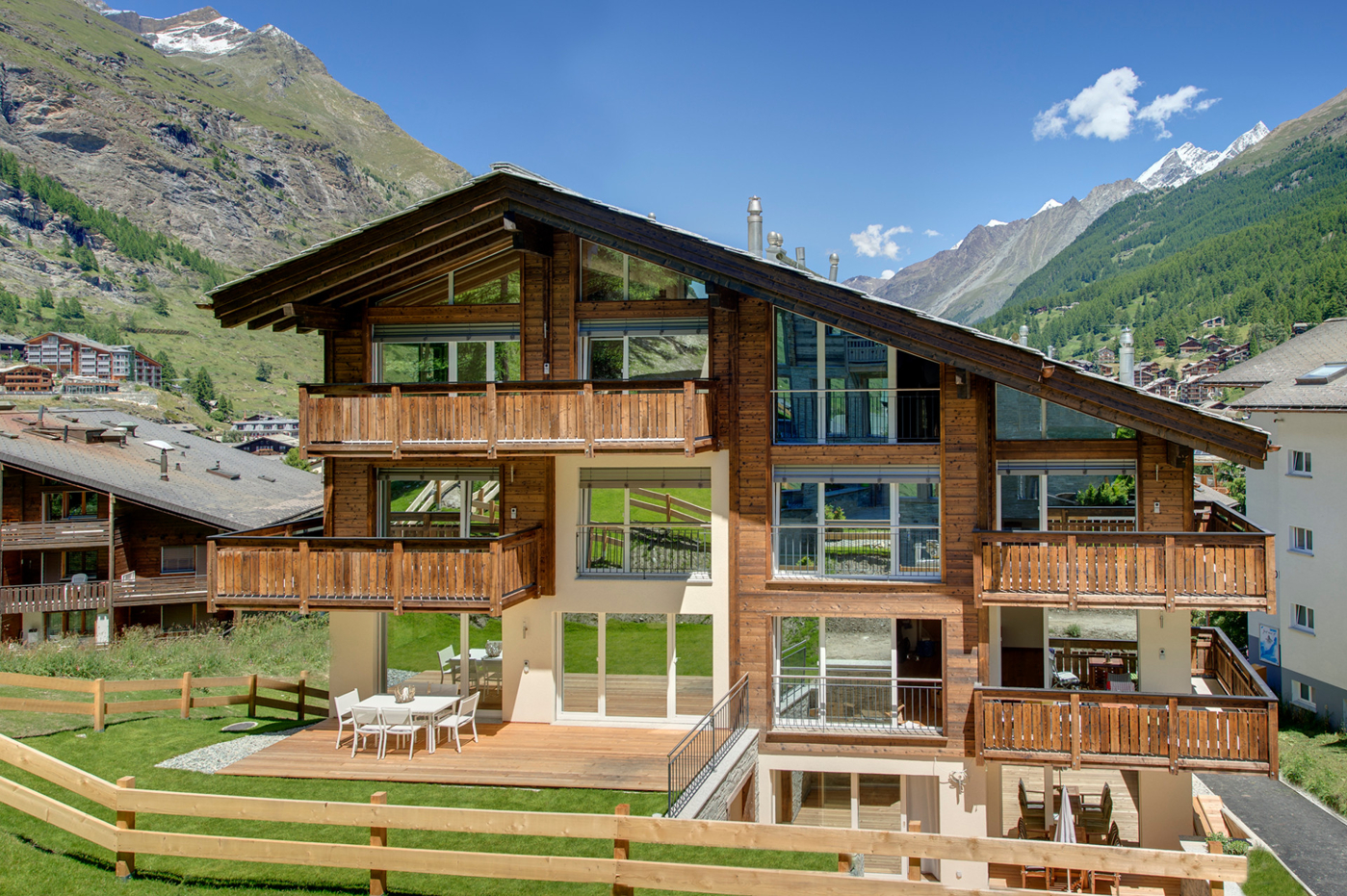 Alpen-Chalet mit Balkonen