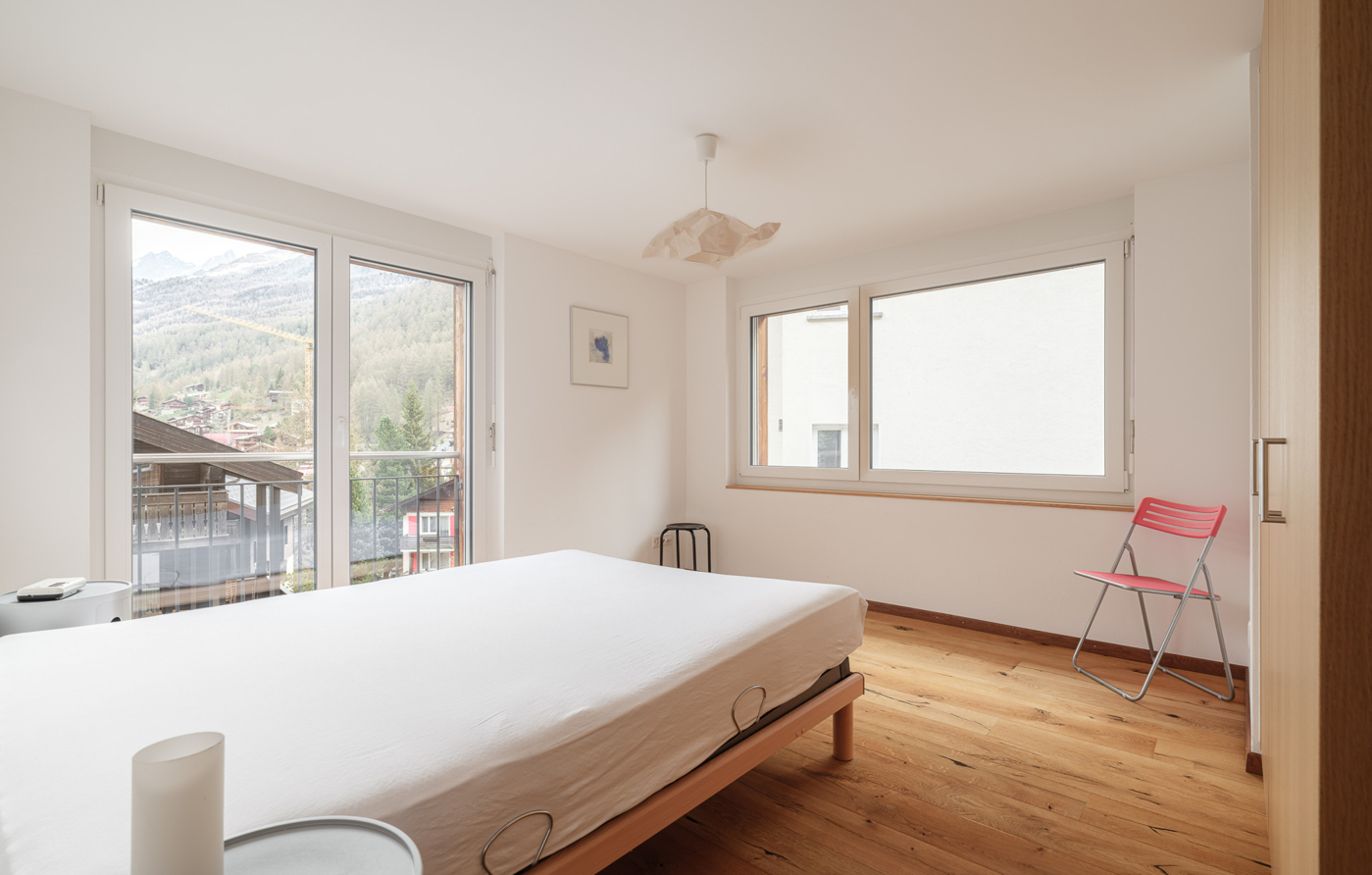 Helles Schlafzimmer mit Bergblick