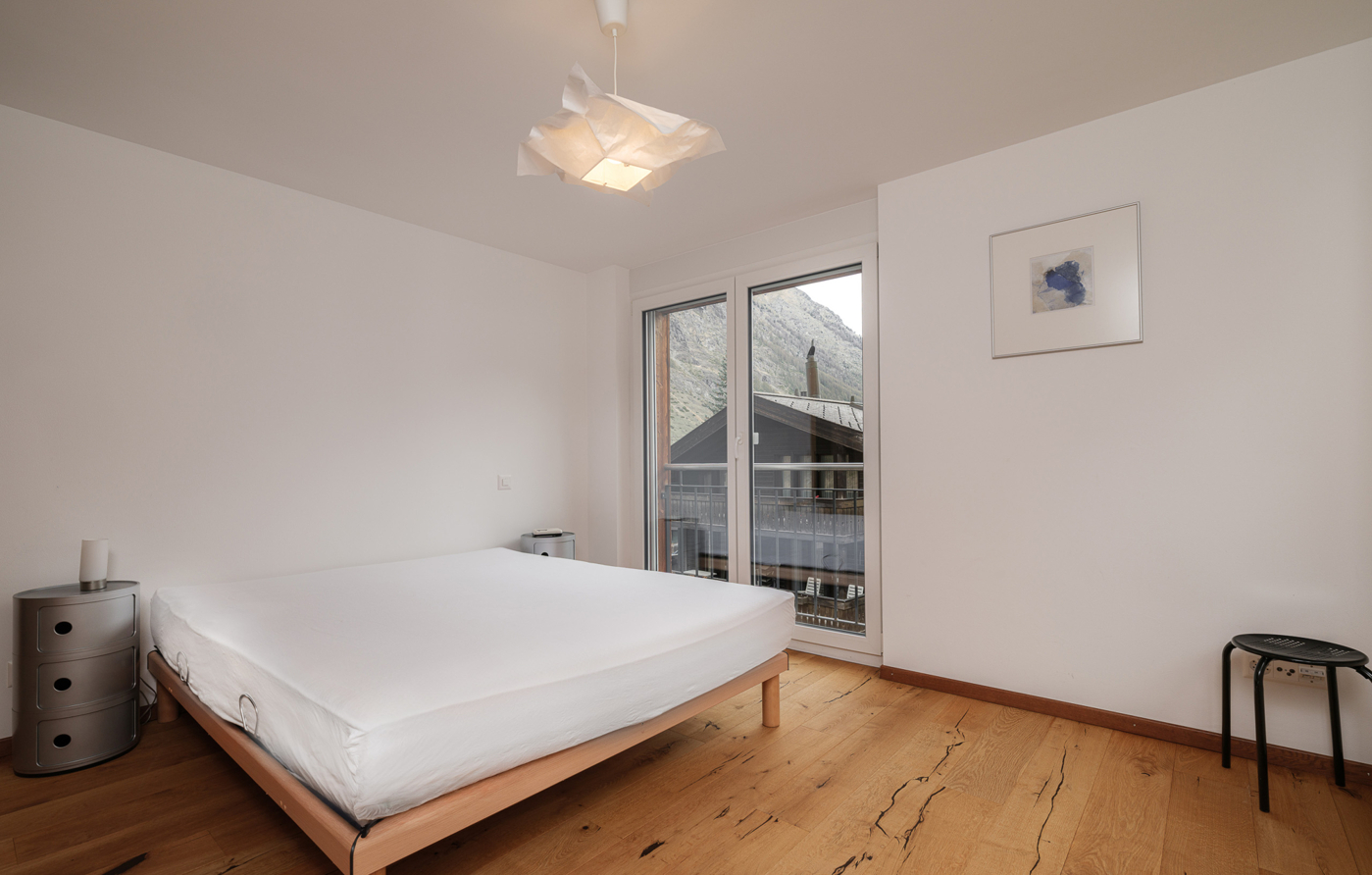 Helles Schlafzimmer mit Bergblick