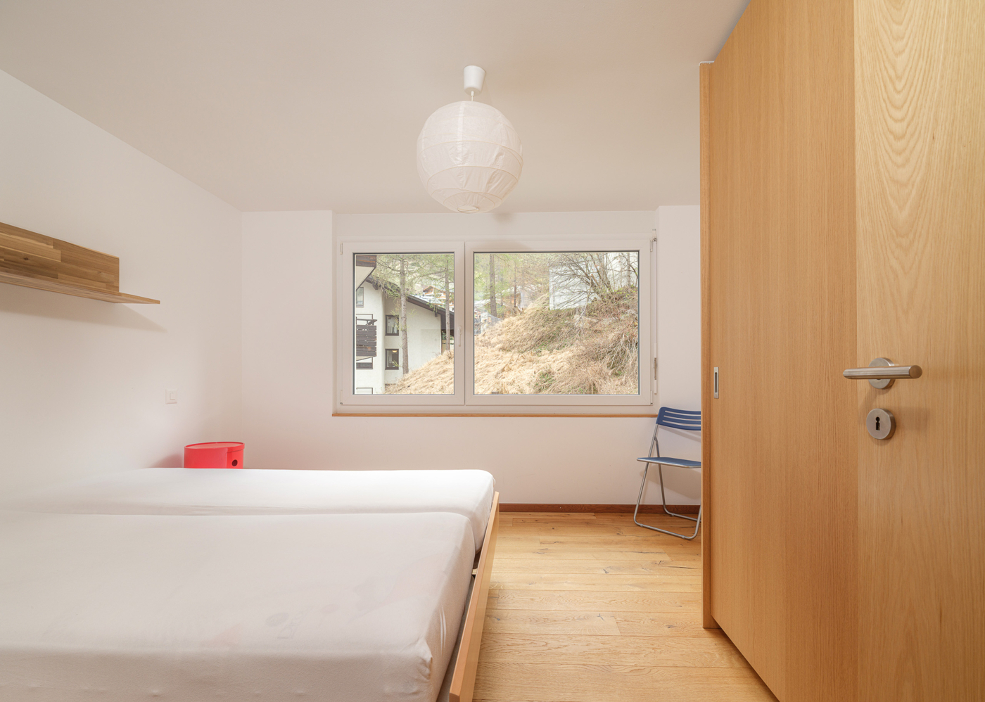 Helles Schlafzimmer mit Holzdetails