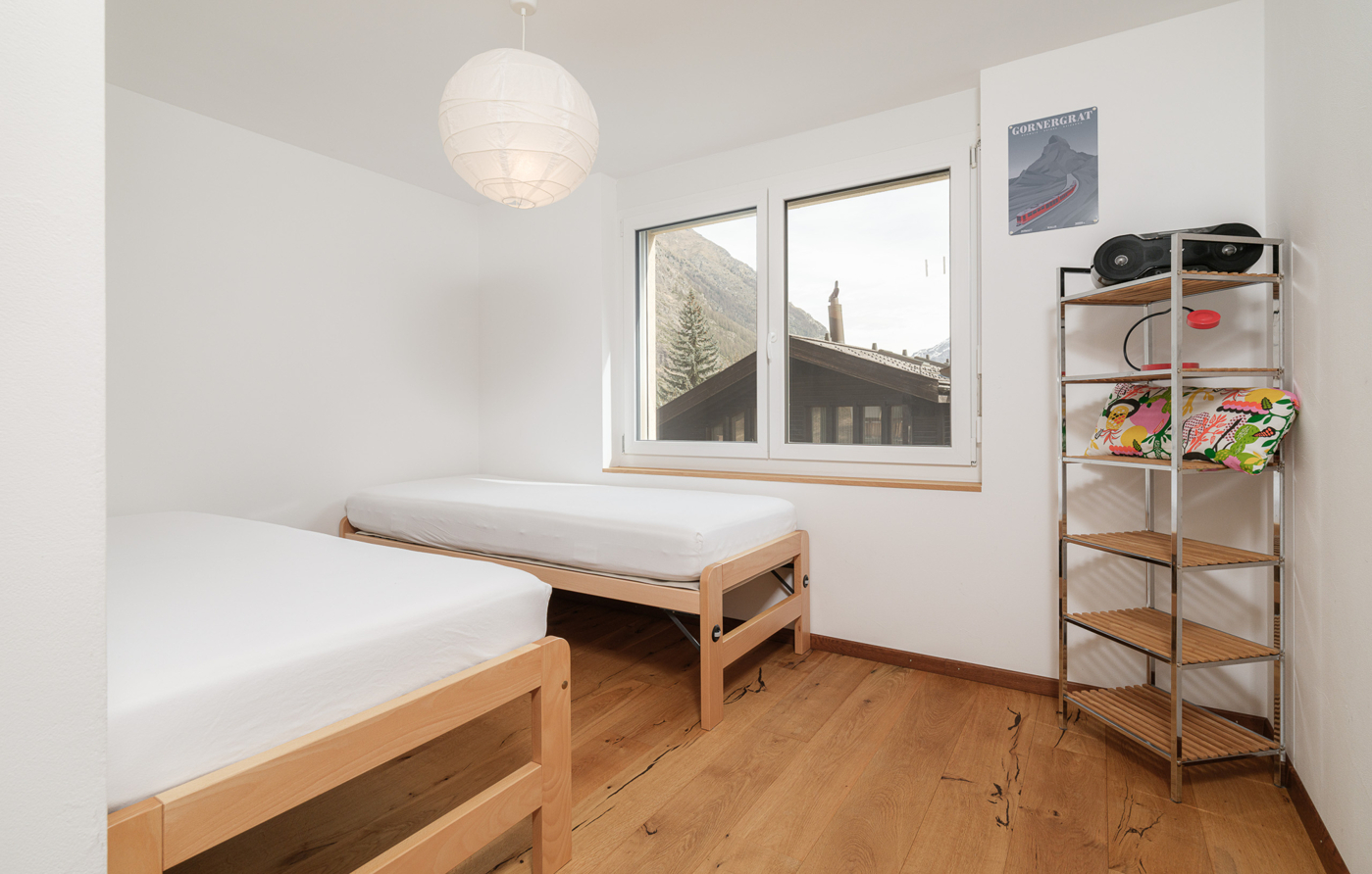 Helles Schlafzimmer mit zwei Einzelbetten