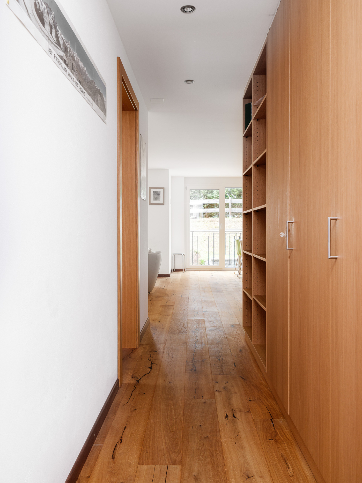 Heller Flur mit Holzboden und Einbauschrank